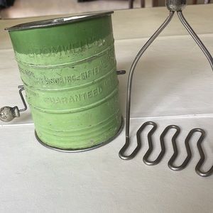 #Bromwells5 cup sifter,#primitive  #farmhouse potato masher
#vintage kitchen